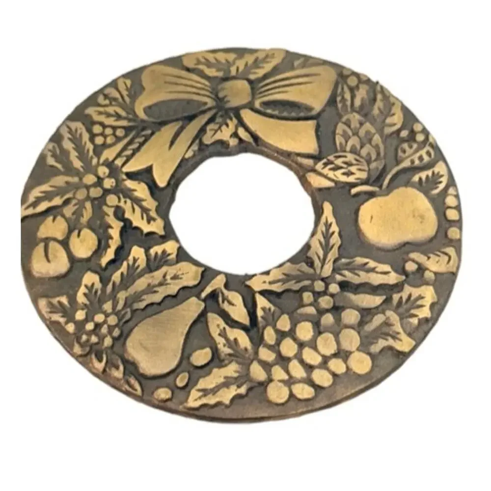 Vintage 1982 Christmas Wreath Cast Metal Trivet Brass Tone 6